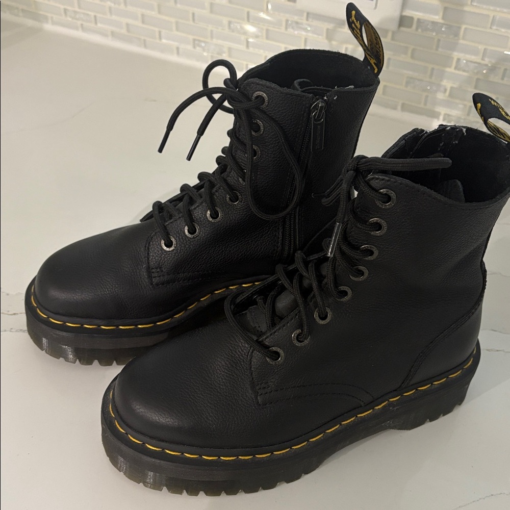 Dr. Martens Jadon III Black leather Boots. Airware. Women’s size 8/ Men’s 7. $95 - Picture 3 of 9